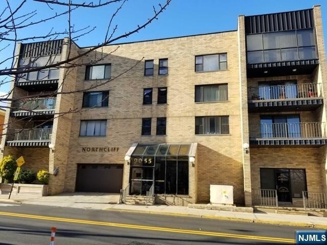 Foto del edificio - 9055 Palisade Ave