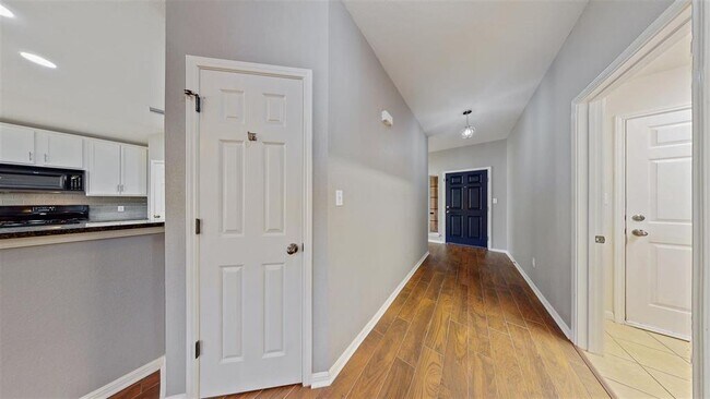 Foto del edificio - 221 Creek Ridge Ln