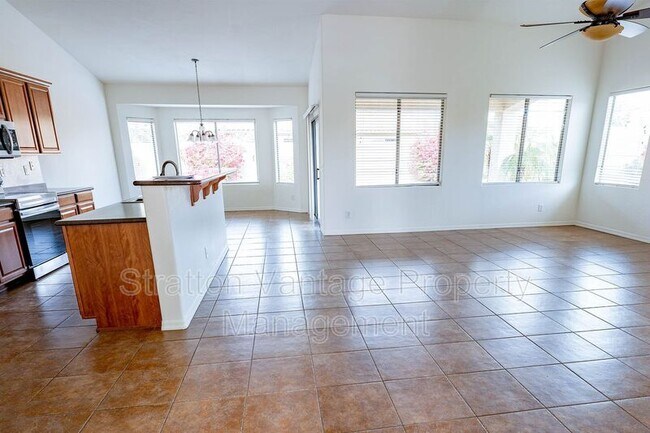 Building Photo - 2092 E Jade Dr