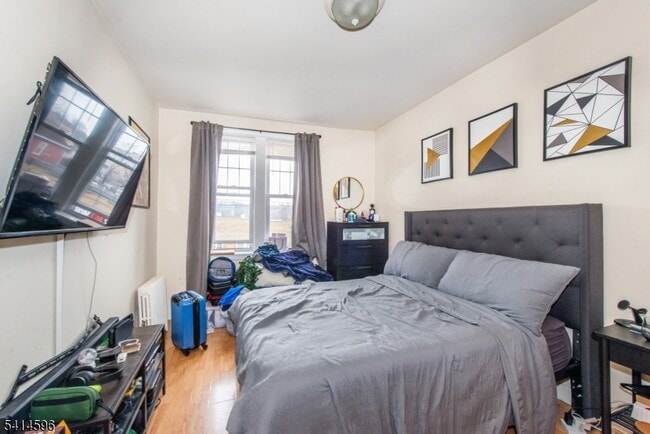 Building Photo - 245 Lakeview Ave