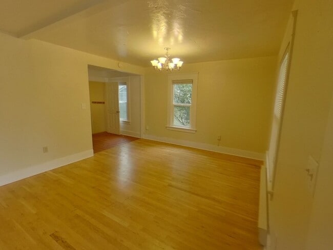 Building Photo - Great Single Family Home Near Campus