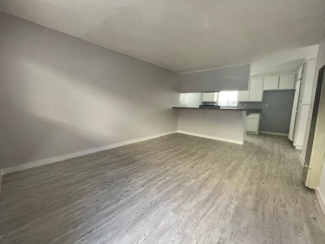 Foto del edificio - Spacious and Bright Upper Level Unit Ready For Move In!