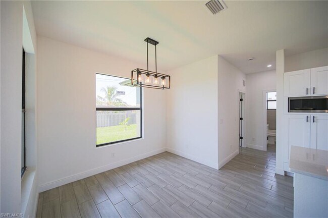Foto del edificio - 422 Kismet Pkwy E