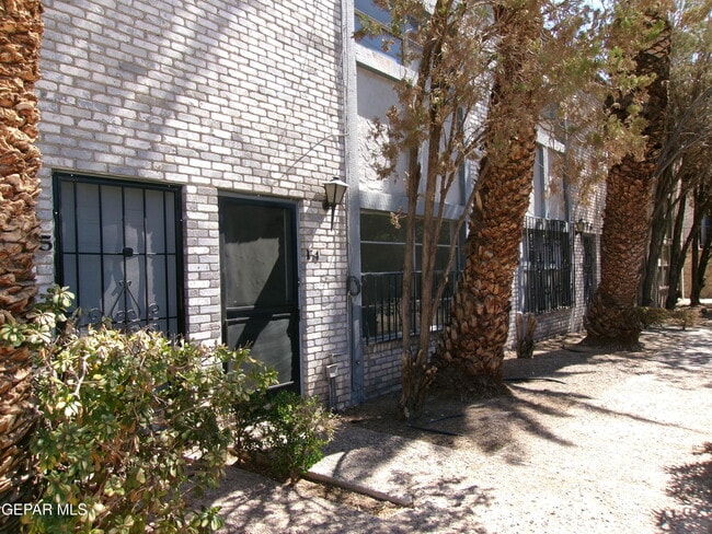 Building Photo - 6700 Escondido Dr