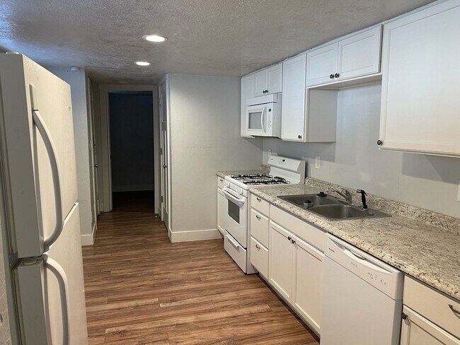 Building Photo - 848 600 W