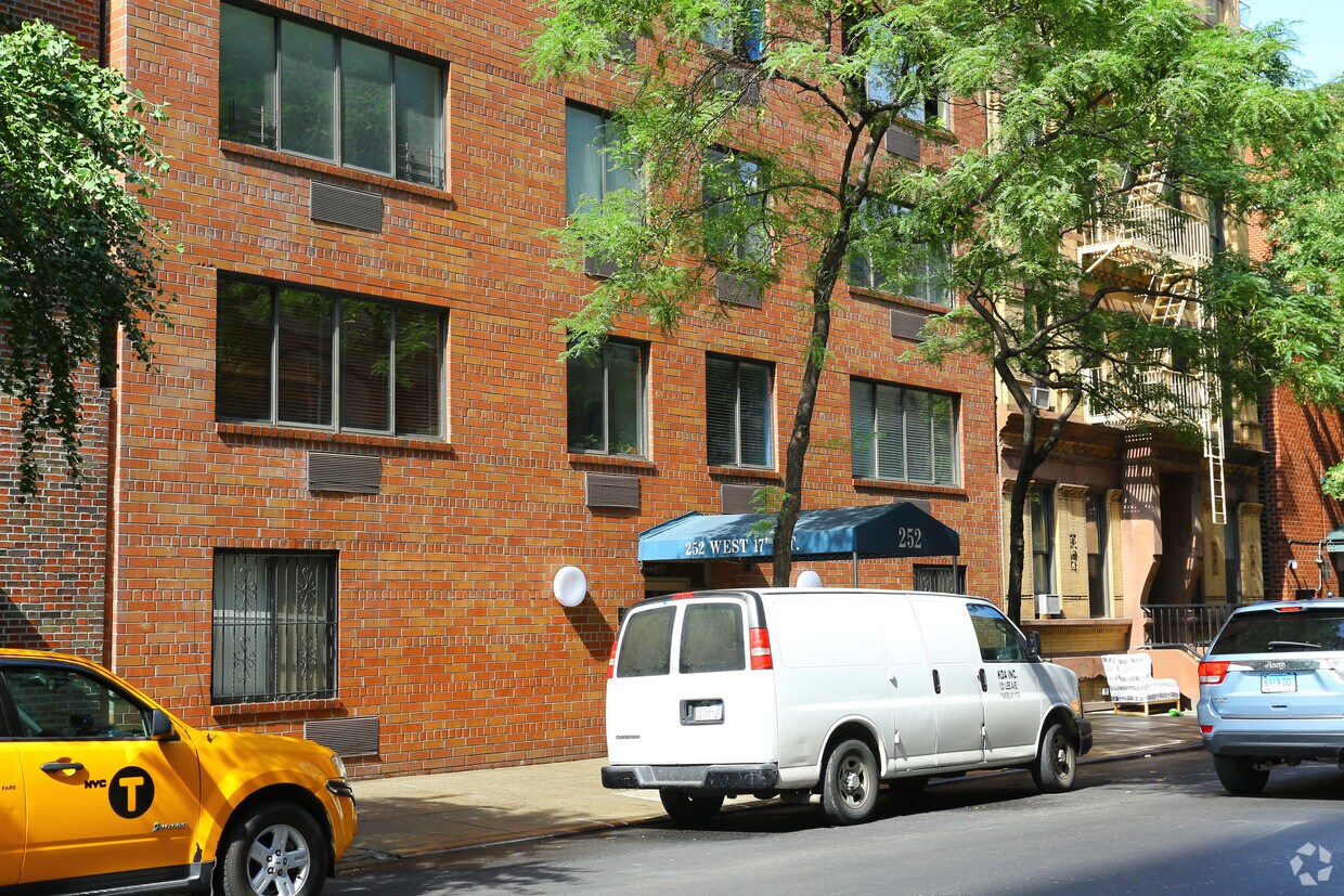 Building Photo - 252 W 17th St