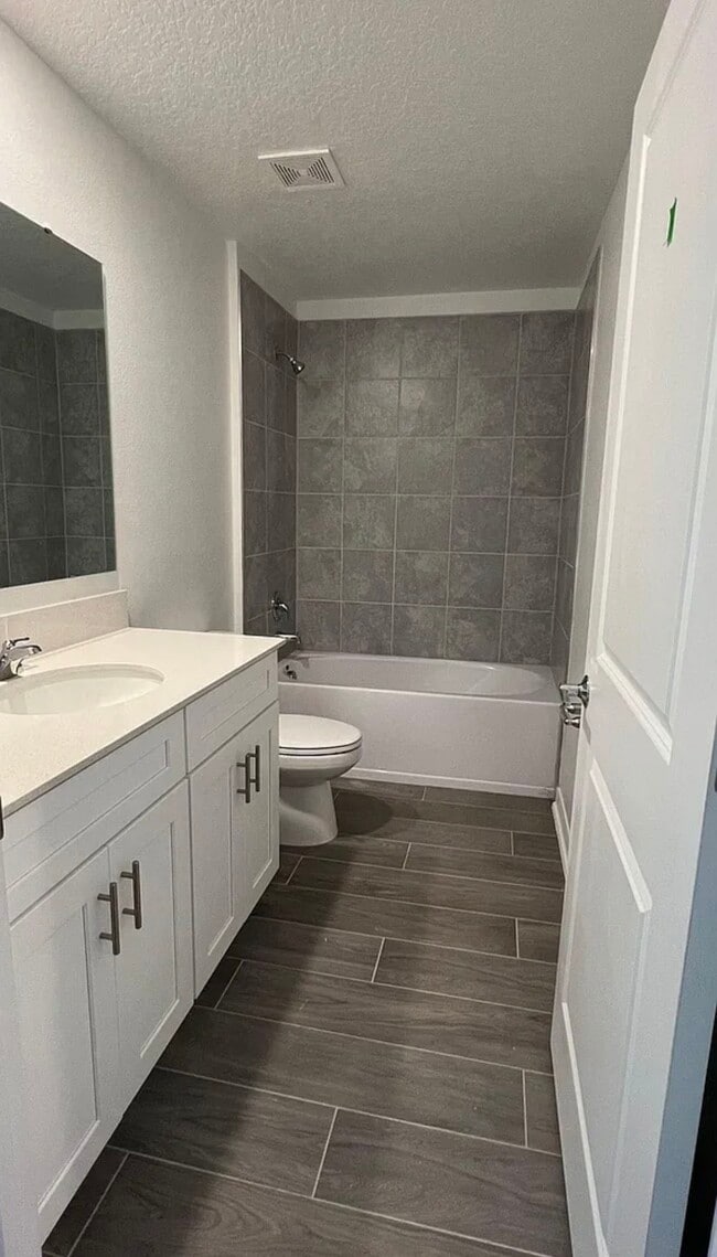 Building Photo - 409 Three Oaks Dr