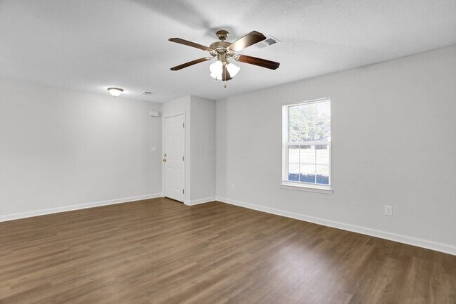 Building Photo - Renovated 3 Bed, 2 Bath Townhome in Gated ...