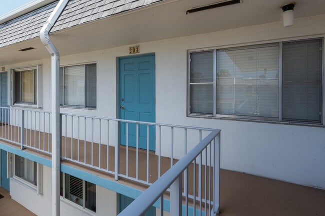 Building Photo - 2880 Lake Osborne Dr