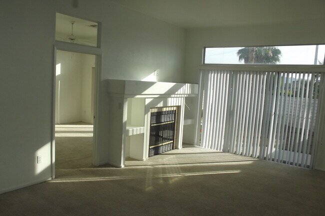 Building Photo - North Las Vegas 2 bedroom Townhouse