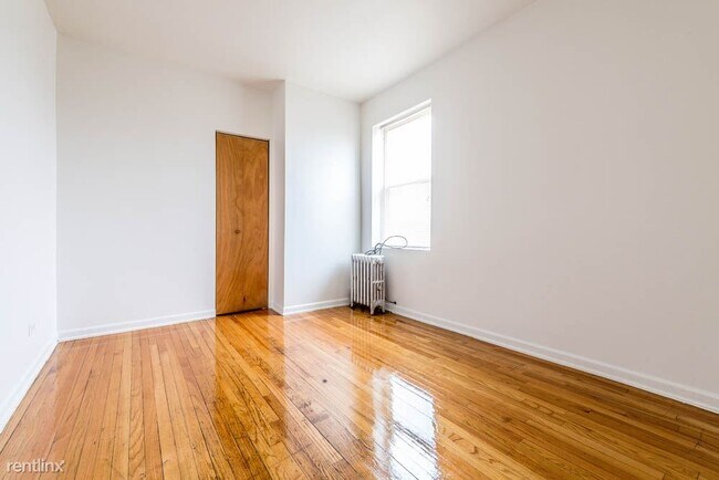 Building Photo - 1 br, 1 bath Apartment - 5952 W Superior St