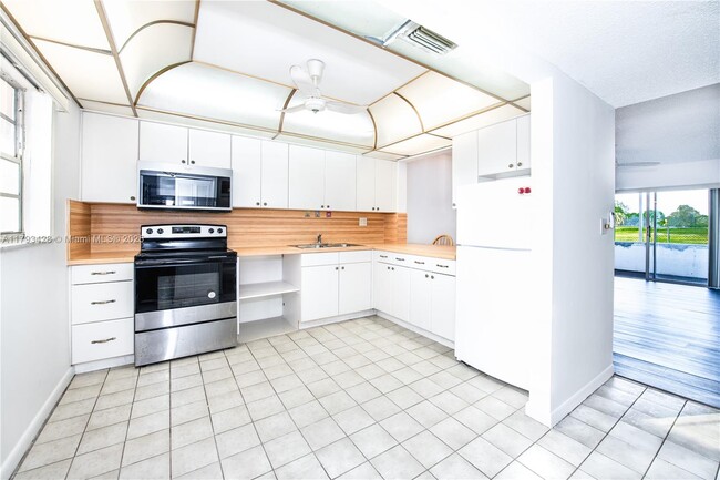Building Photo - 5100 SW 90th Ave