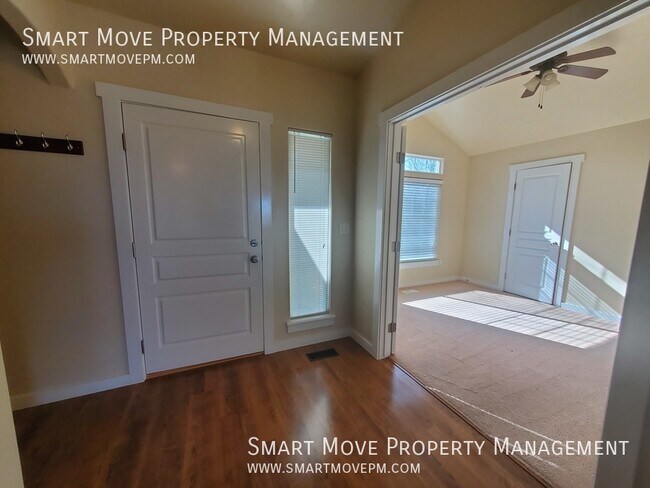 Building Photo - Adorable 4 bd, Plus Bonus. Across from Par...