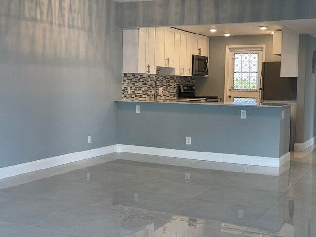 Building Photo - 3200 N Palm Aire Dr