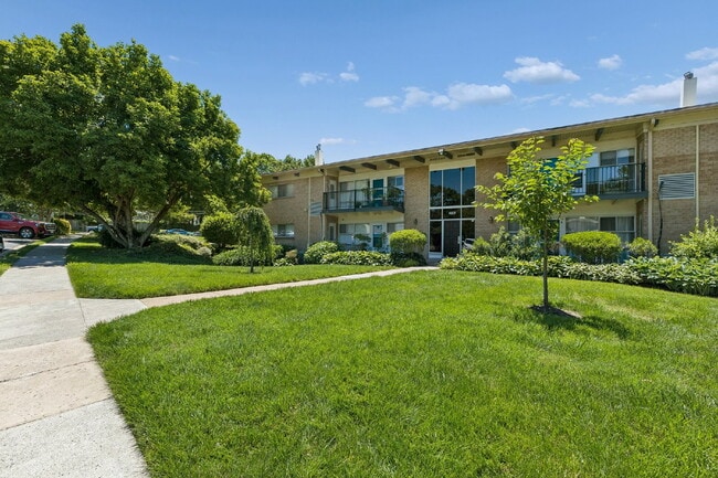 Building Photo - Location, Location, Location! Move-in ready, Offers 2 beds and 1 bed