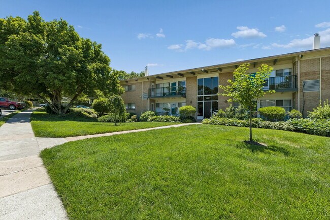 Foto del edificio - Location, Location, Location! Move-in ready, Offers 2 beds and 1 bed