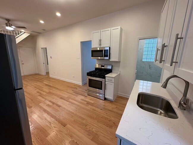 Building Photo - 1350 N Greenview Ave