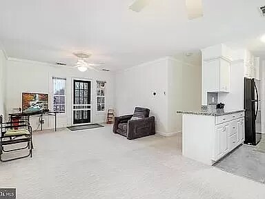 Sala de estar y cocina - 5815 Rexford Dr