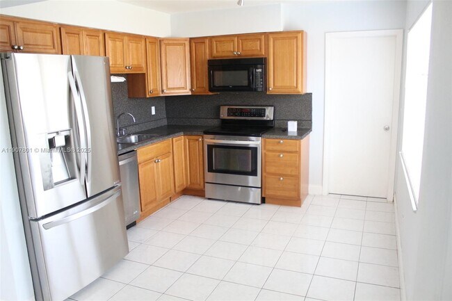 Building Photo - 5841 Tyler St