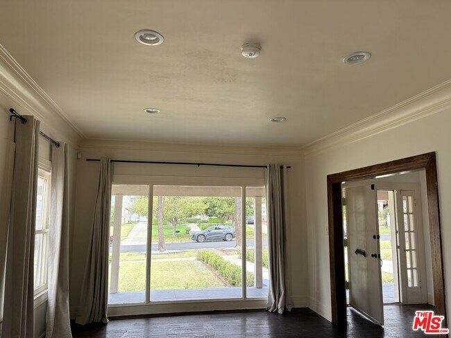 Foto del edificio - 2142 S Victoria Ave