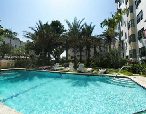 Foto del edificio - 2421 Lake Pancoast Dr