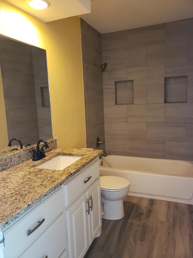 Building Photo - 2803 Moss Ave