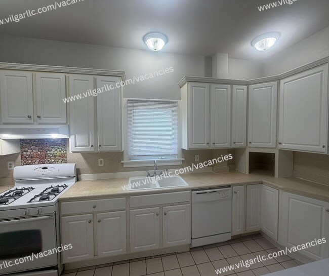 Foto del edificio - For Rent! 4 bedrooms , 2-full bath Home
