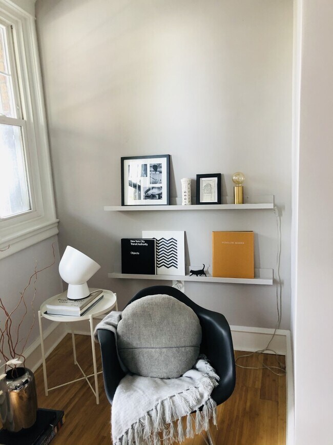 Foto del edificio - 6168 Ridge Ave