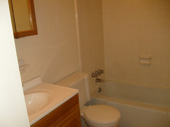 Building Photo - 1700 SW 16th Ct