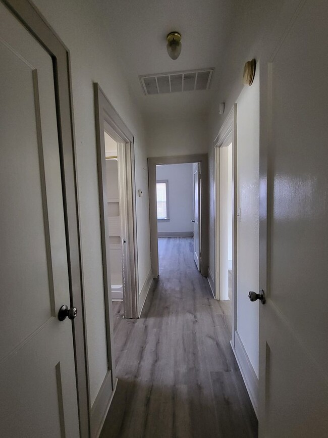 Building Photo - 1326 W Elm Ave