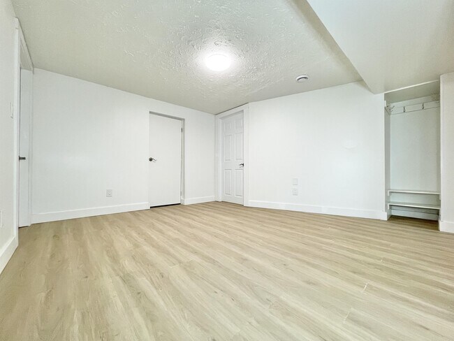 Building Photo - 428 Thorold Rd