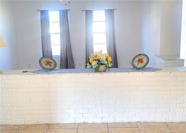 Building Photo - 350 NE Granduer Ave