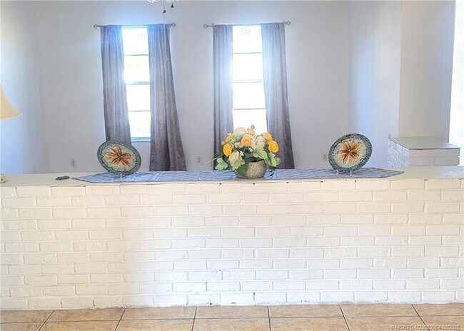 Foto del edificio - 350 NE Granduer Ave