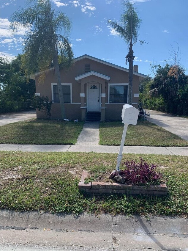 2962 Lincoln Blvd Unit Front, Fort Myers, FL 33916 Room for Rent in