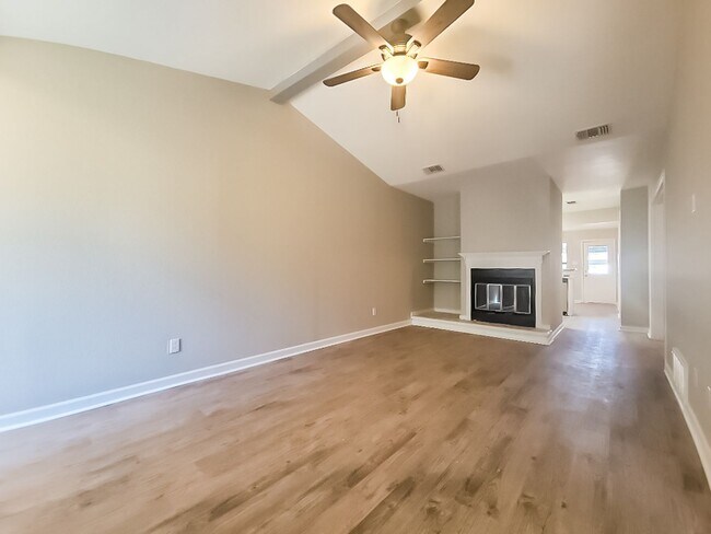 Foto del edificio - Two Bedroom Townhome