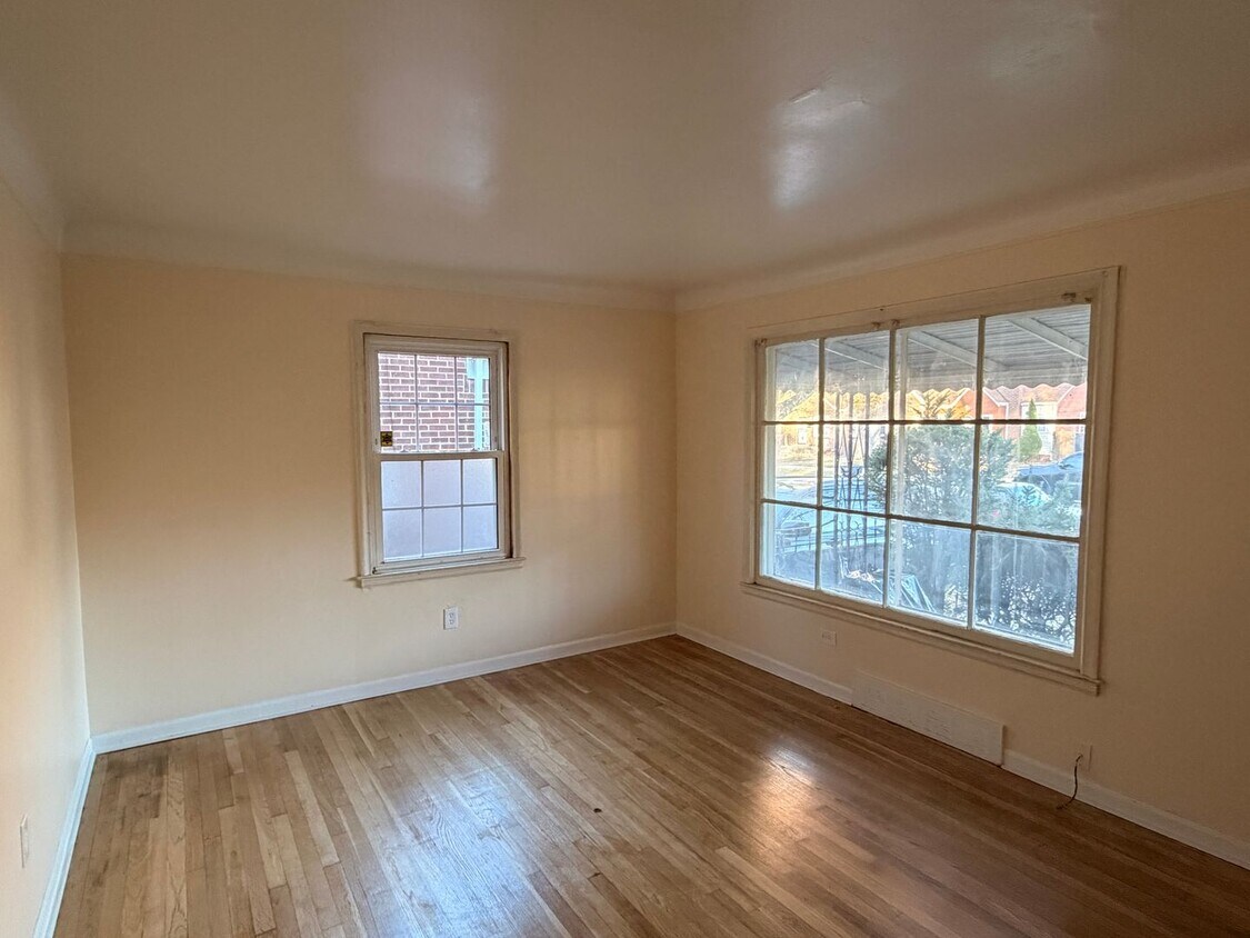 Foto principal - Section 8 welcomed at this modern rehabbed...