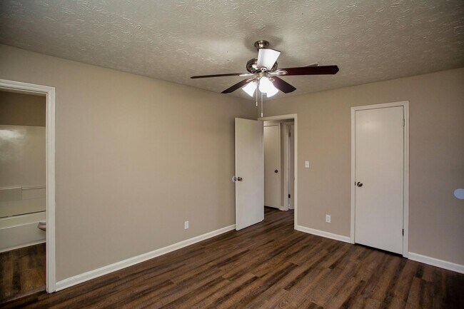 Building Photo - ** 3 Bed 2 Bath located off Wares Ferry rd...