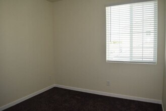 Building Photo - 3280 Chickadee Ct