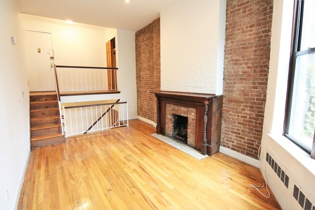 Building Photo - 115 W 74th St