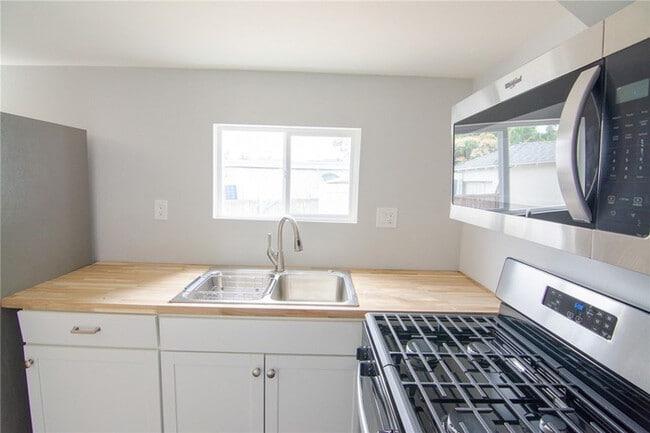 Foto del edificio - Updated Coastal Home with Studio Unit & Solar in Ocean Beach