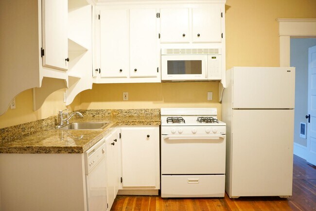 Foto del edificio - Beautiful 1-Bed in Fantastic Location Read...