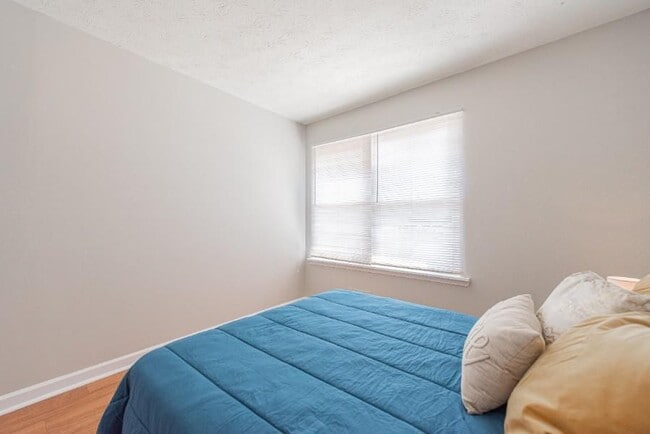 Building Photo - 2628 Candler Woods Dr