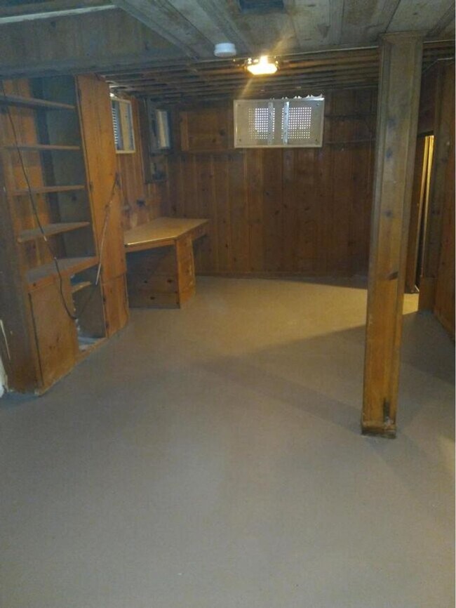 Building Photo - 3 bedroom 1.5 bath newly updated