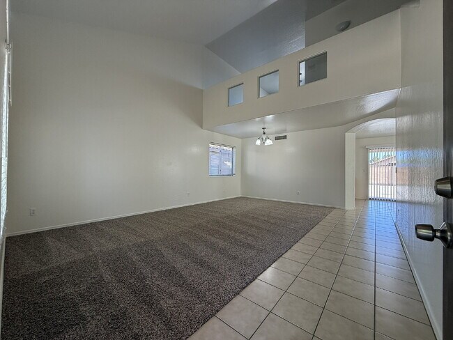 Foto del edificio - Updated 3-Bedroom Home with Vaulted Ceilin...