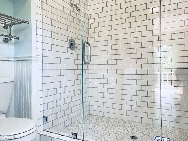 Building Photo - 118 University Ave