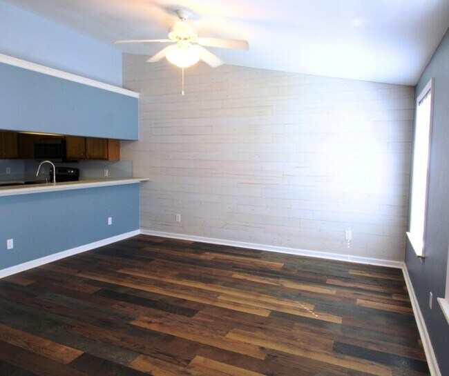 Building Photo - 20 Guinevere Ln