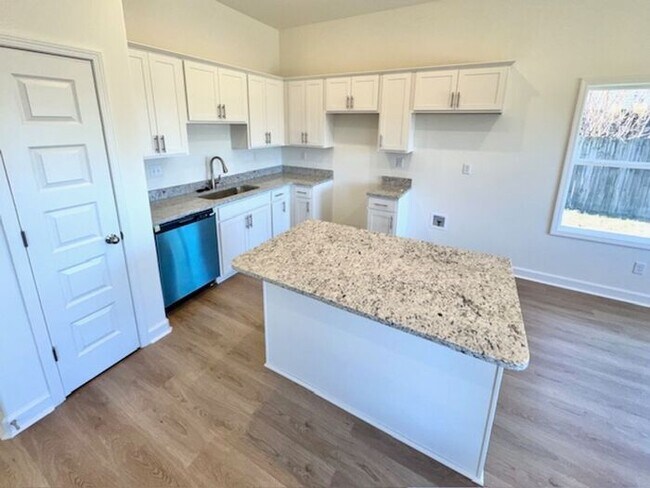 Foto del edificio - Move In Special! Now Leasing 5BR/3 Bath Home - Somerville.