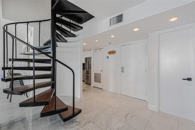 Foto del edificio - 600 NE 36th St