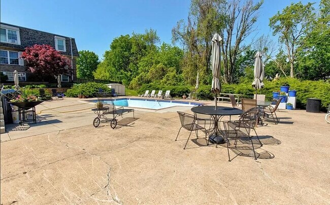 Building Photo - 1120 E 6th St