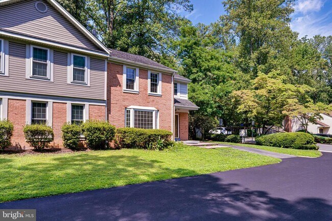 Building Photo - 9995 Hemlock Woods Ln
